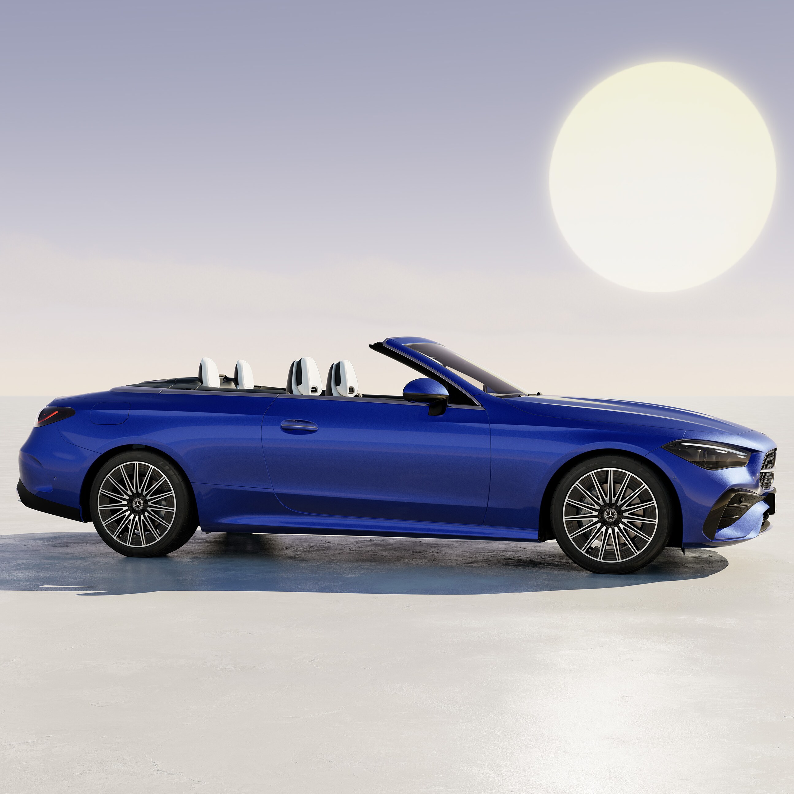 Blå Mercedes-Benz CLE Cabriolet med lågt hängande sol ovanför kylaren