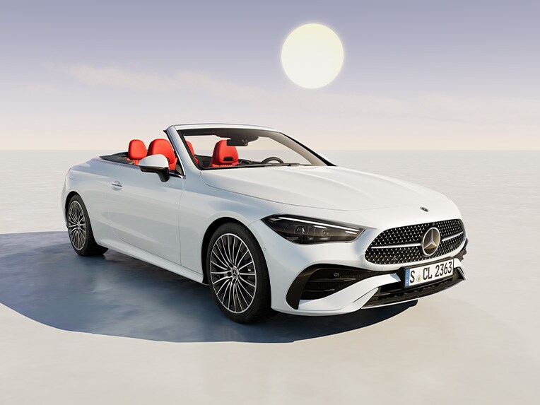 En vit Mercedes-Benz CLE Cabriolet med röda säten sedd snett framifrån