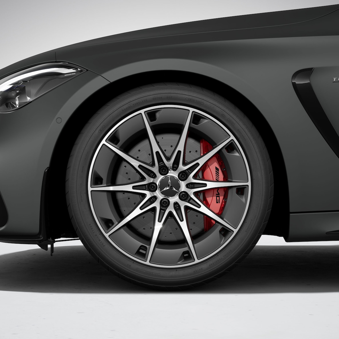 Dynamisk vy av Mercedes-AMG CLE 53 4MATIC+ Coupé (körbild).