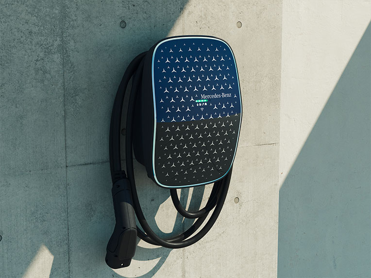 Väggmonterad laddbox | Laddning | Mercedes-Benz Transportbilar Mercedes-Benz wallbox monterad på vägg