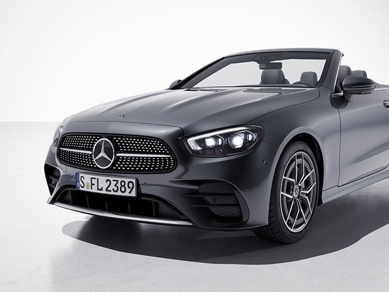 Exteriören hos E-Klass Cabriolet från Mercedes-Benz med designversionen AMG Line.