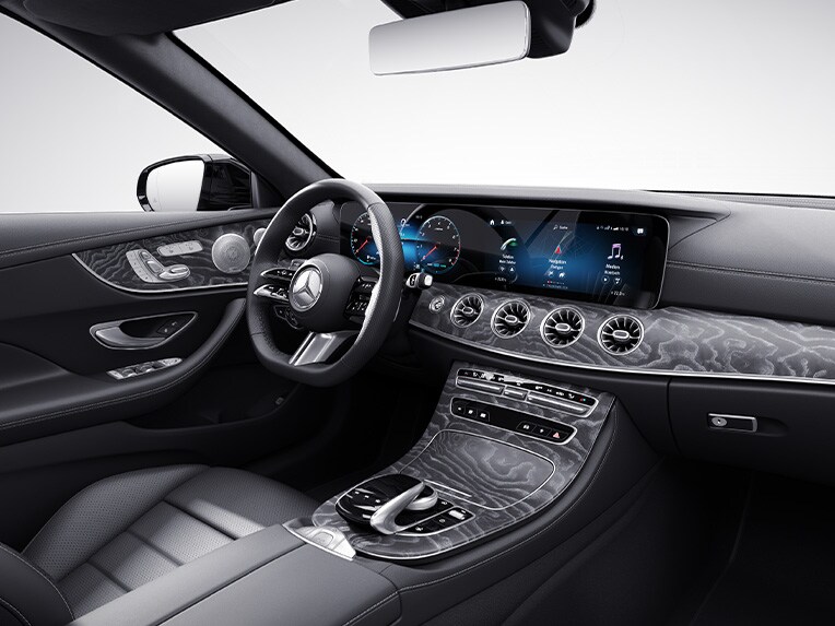 Interiören i E-Klass Cabriolet från Mercedes-Benz med utrustningsversionen AMG Line.