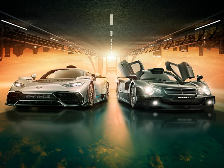 Fyra Mercedes-AMG-bilar står sida vid sida, vilka representerar den 55-åriga historien bakom märket Mercedes-AMG.