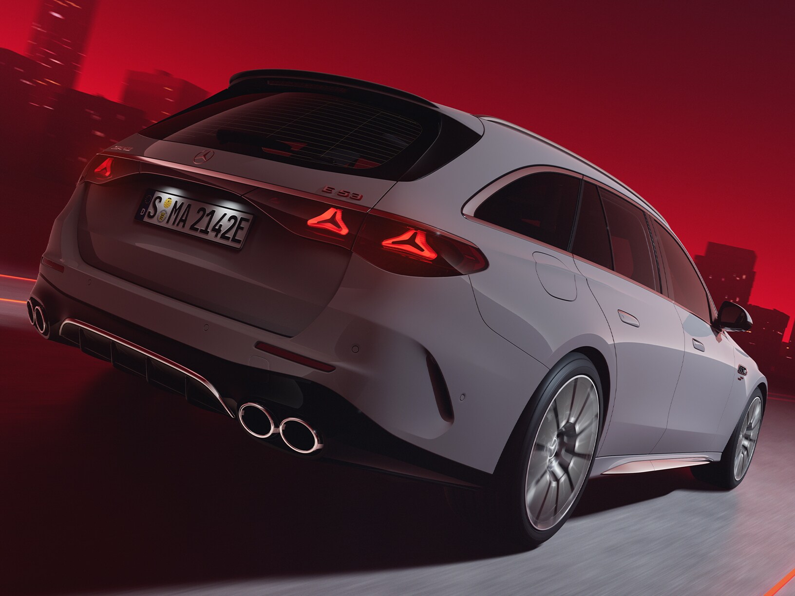 En vit Mercedes-AMG E53 4MATIC+ Kombi sedd bakifrån