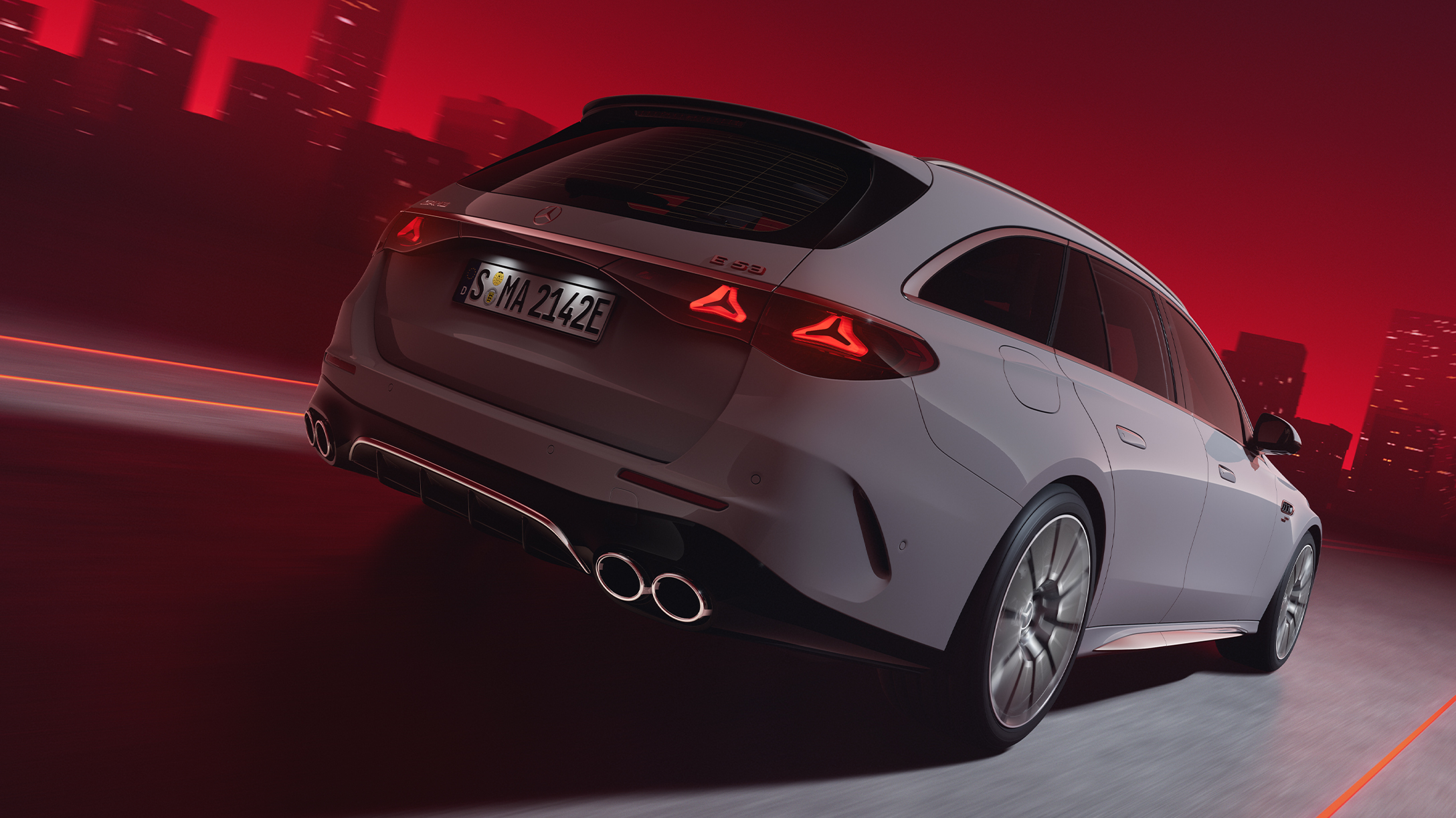 Aktuella erbjudanden | Mercedes-AMG En vit Mercedes-AMG E53 4MATIC+ Kombi sedd bakifrån