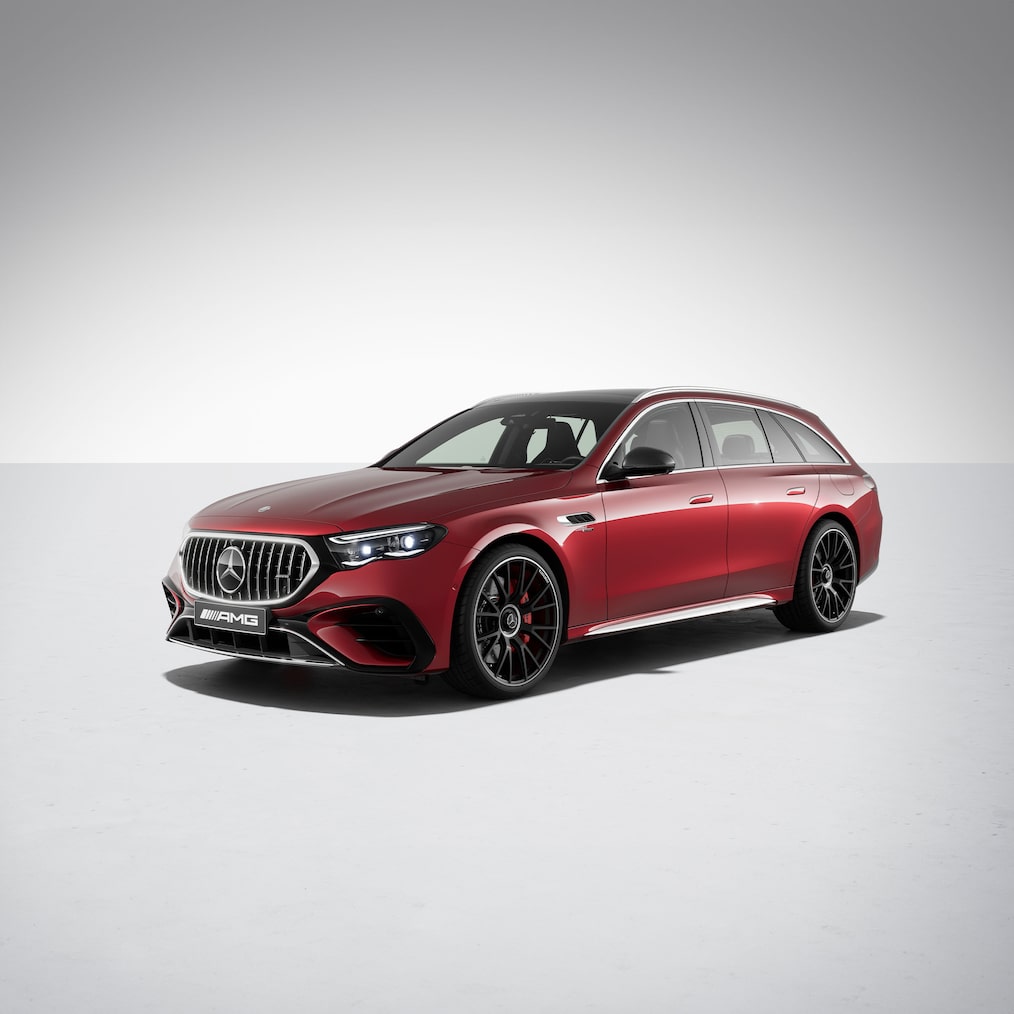 Frontal sidovy av Mercedes-AMG E 53 HYBRID 4MATIC+ Kombi med AMG Night package I & II.