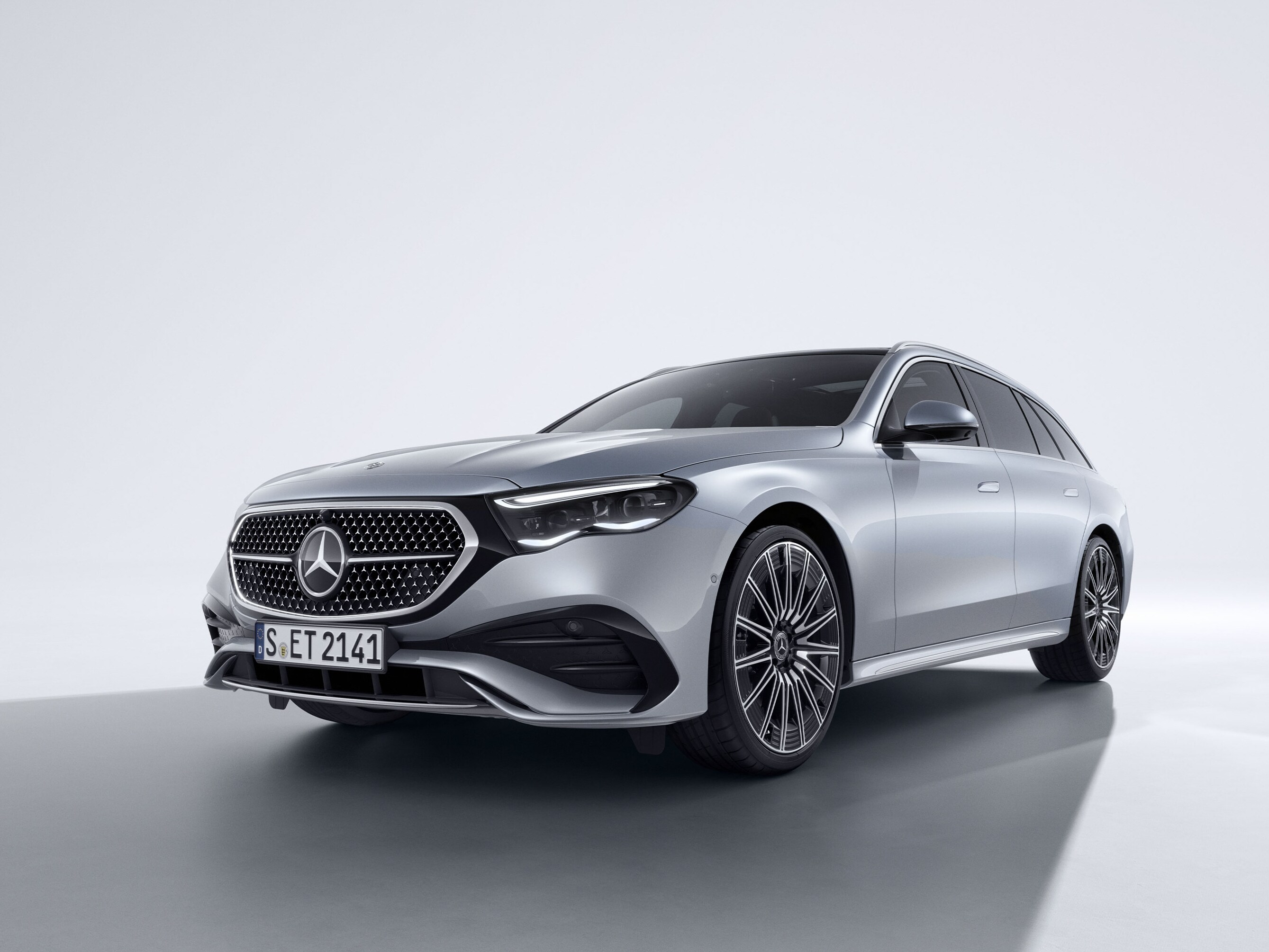 En silverfärgad Mercedes-Benz E-Klass Kombi sedd framifrån.