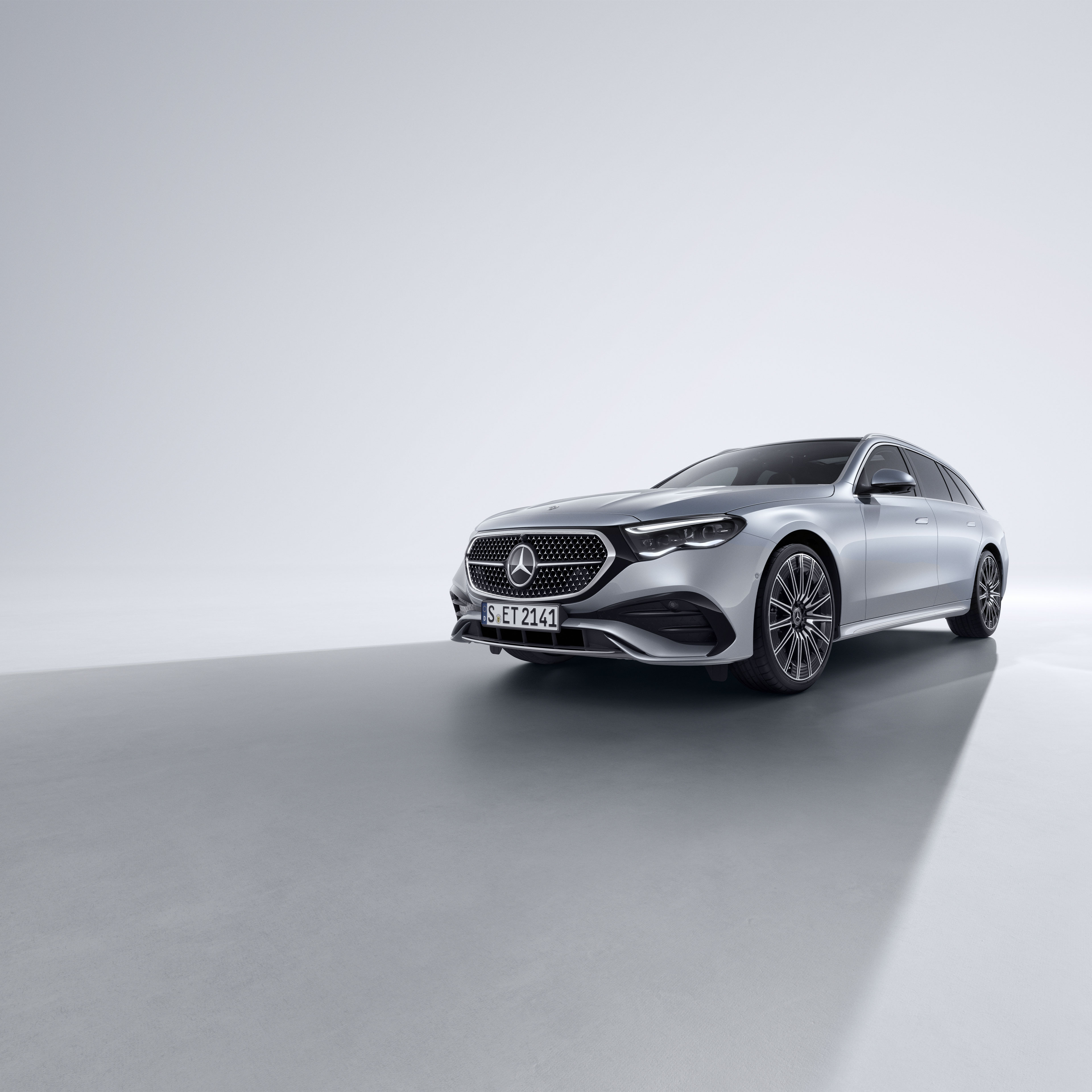 E-Klass Kombi | Mercedes-Benz En silverfärgad Mercedes-Benz E-Klass Kombi sedd framifrån.