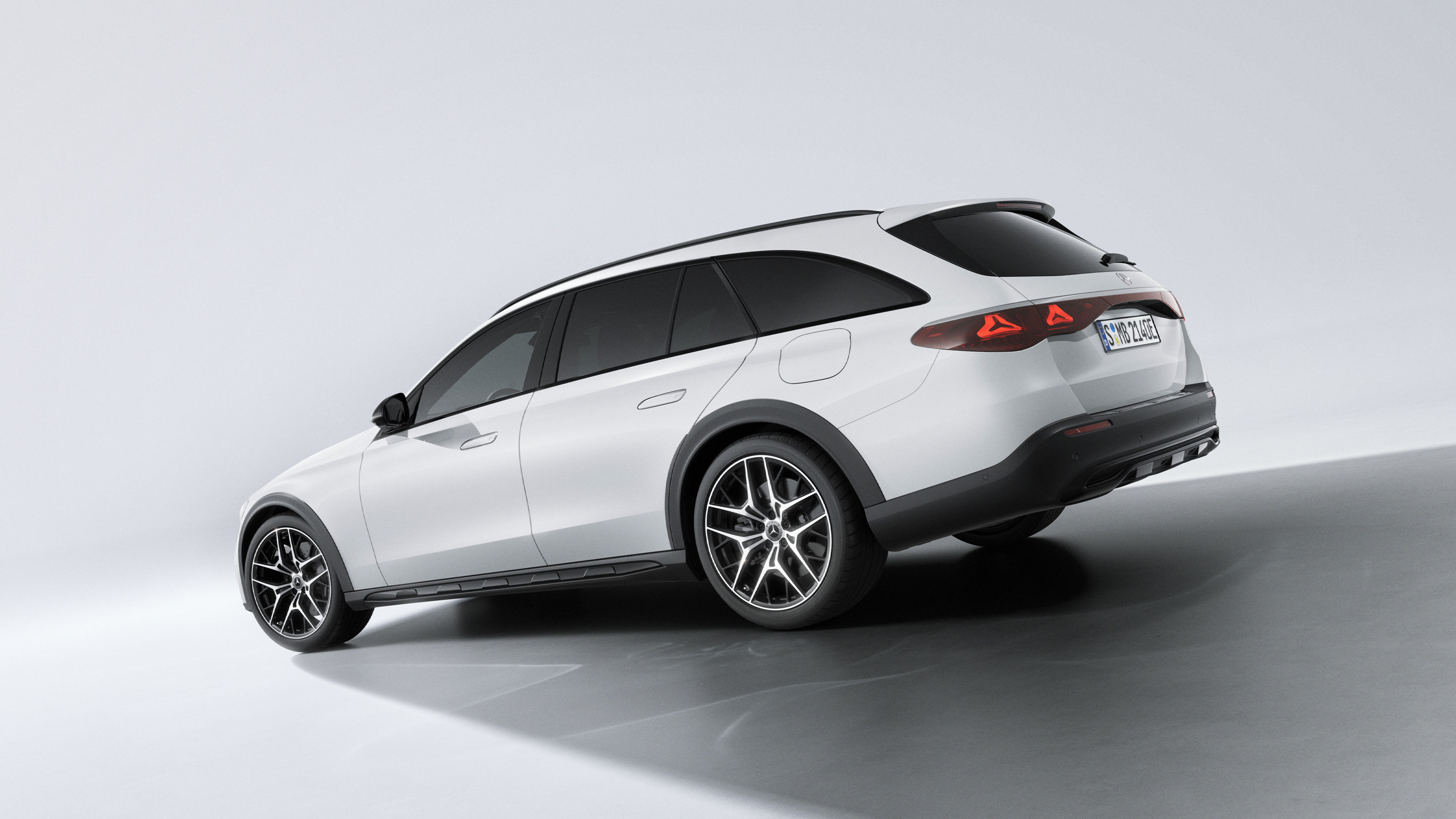 Avantgarde Edition | Tjänstebilar | Mercedes-Benz Mercedes-Benz E-Klass Kombi sedd snett bakifrån