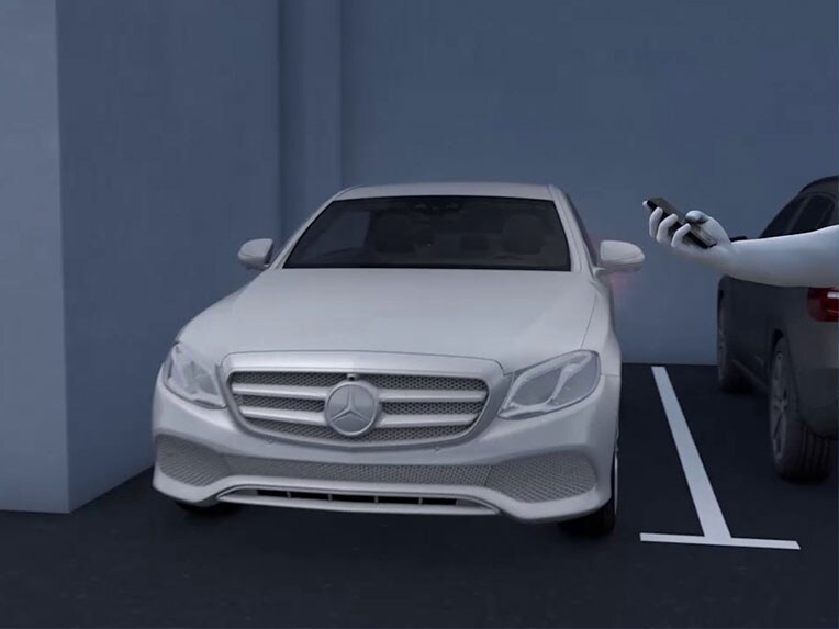 Parkeringspaketet med fjärrstyrda parkeringsfunktioner i E-Klass från Mercedes-Benz.