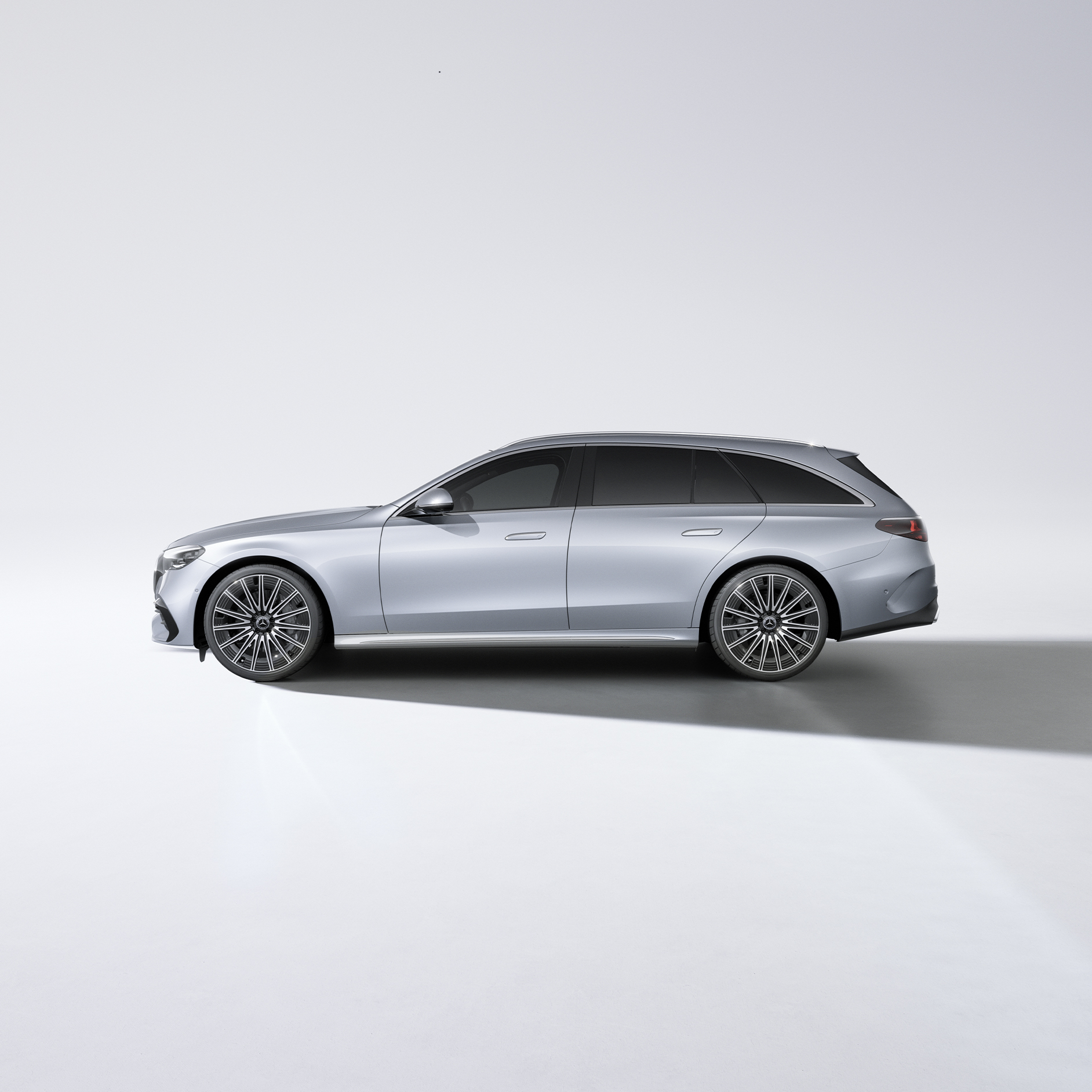 E-Klass | Kombi | Mercedes-Benz Silverfärgad E-klass kombi från Mercedes-Benz sedd från sidan.