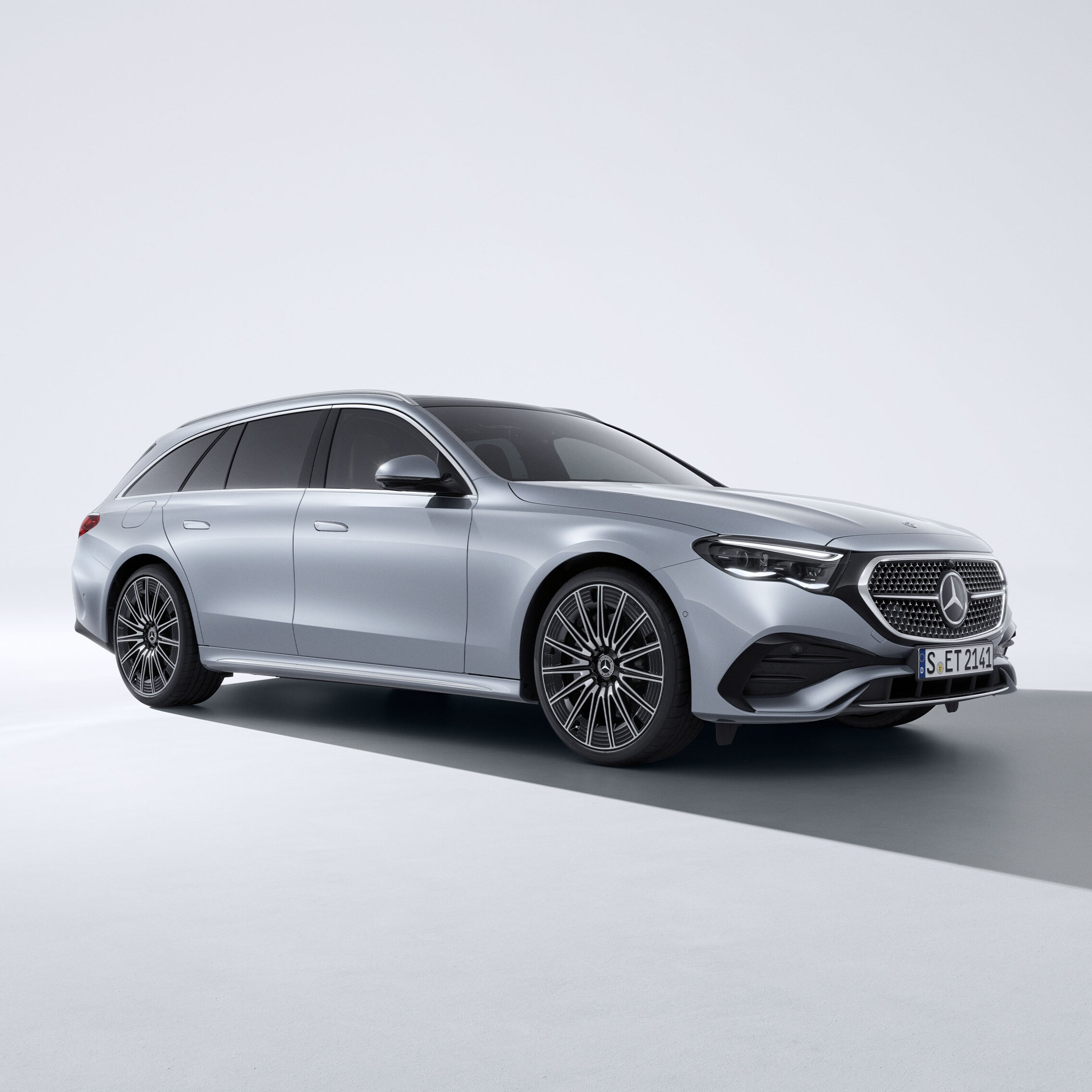 Silverfärgad E-Klass Kombi från Mercedes-Benz sedd snett från sidan
