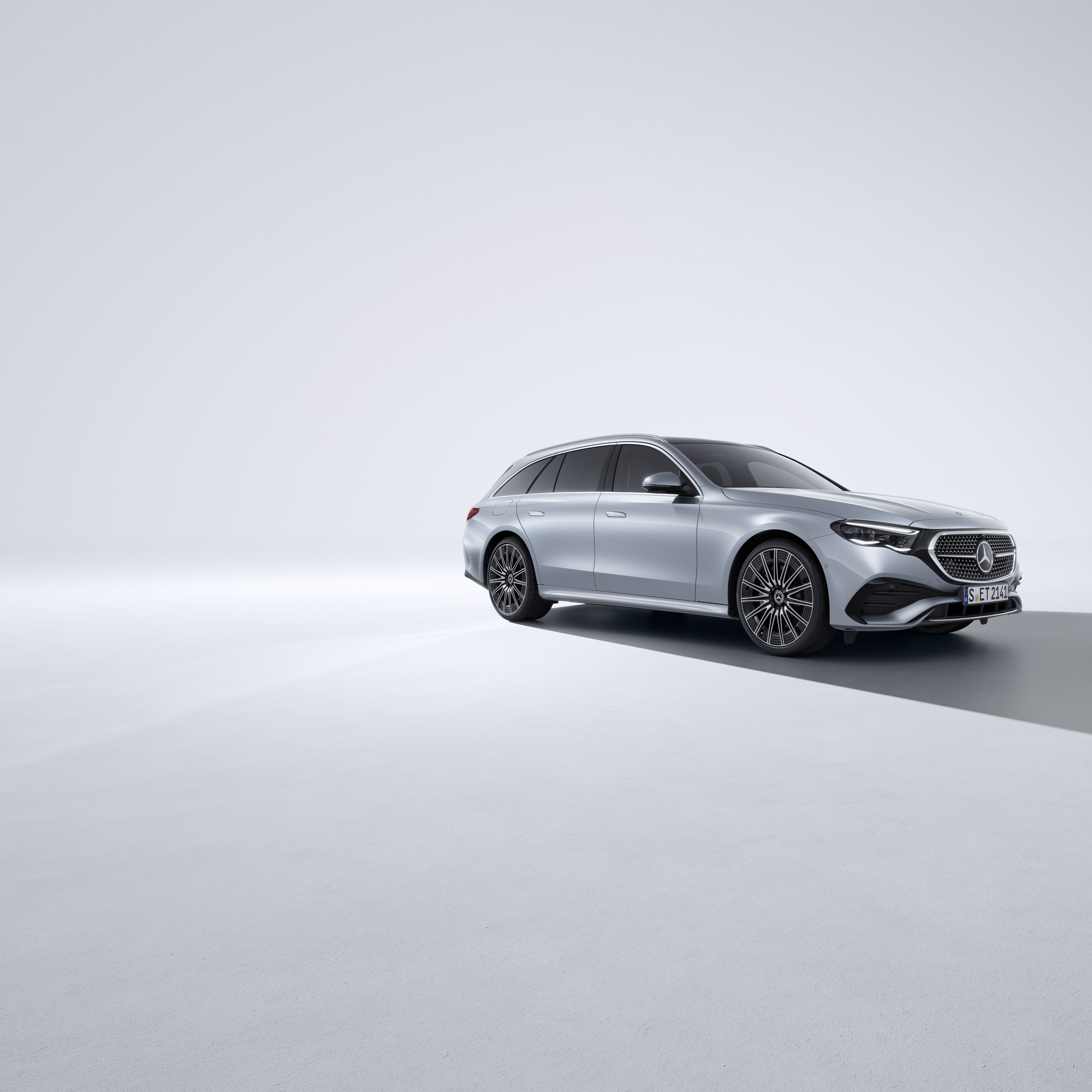 E-Klass Kombi AMG Advanced Edition | Tjänstebilar | Mercedes-Benz Silverfärgad E-Klass Kombi från Mercedes-Benz sedd snett från sidan