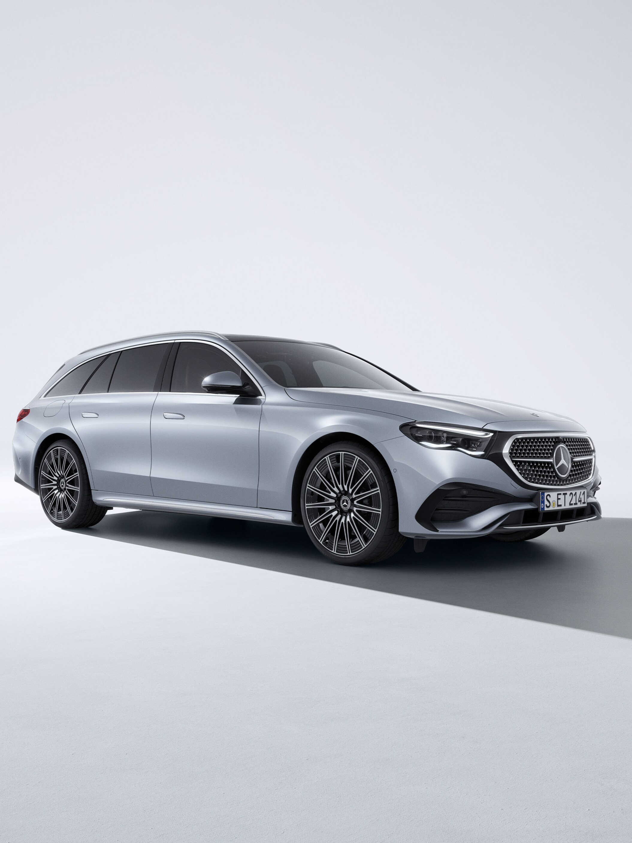 Silvergrå Mercedes-Benz E-Klass Kombi sedd från höger sida