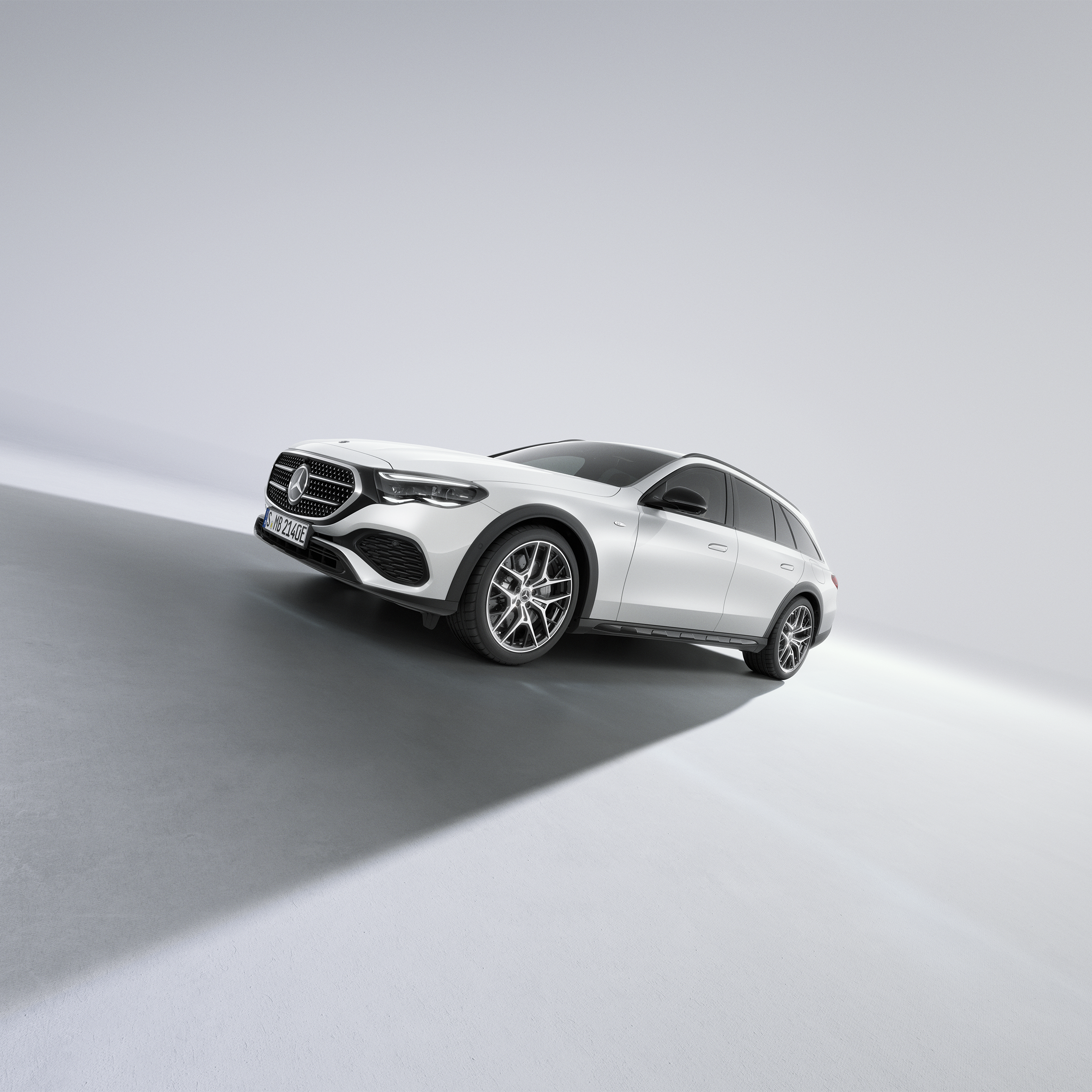 E-Klass erbjudanden i Online Store | Mercedes-Benz Vit Mercedes-Benz E-Klass All-Terrain fotograferad på väg uppför sluttningen
