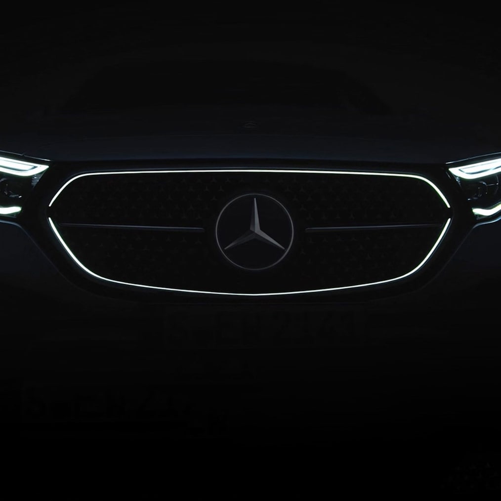 Den belysta kylarinklädnaden på Mercedes-Benz E-Klass Kombi.