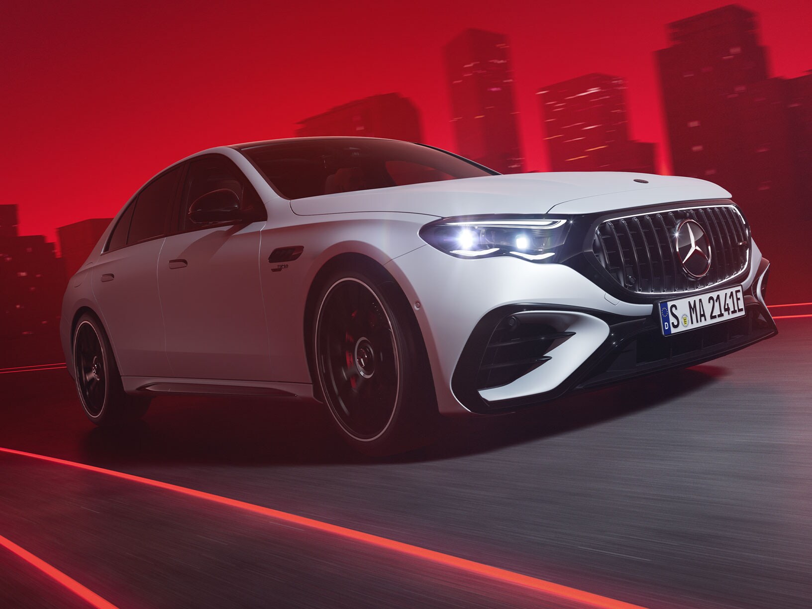 En vit Mercedes-AMG E53 4MATIC+ Sedan sedd från sidan snett underifrån