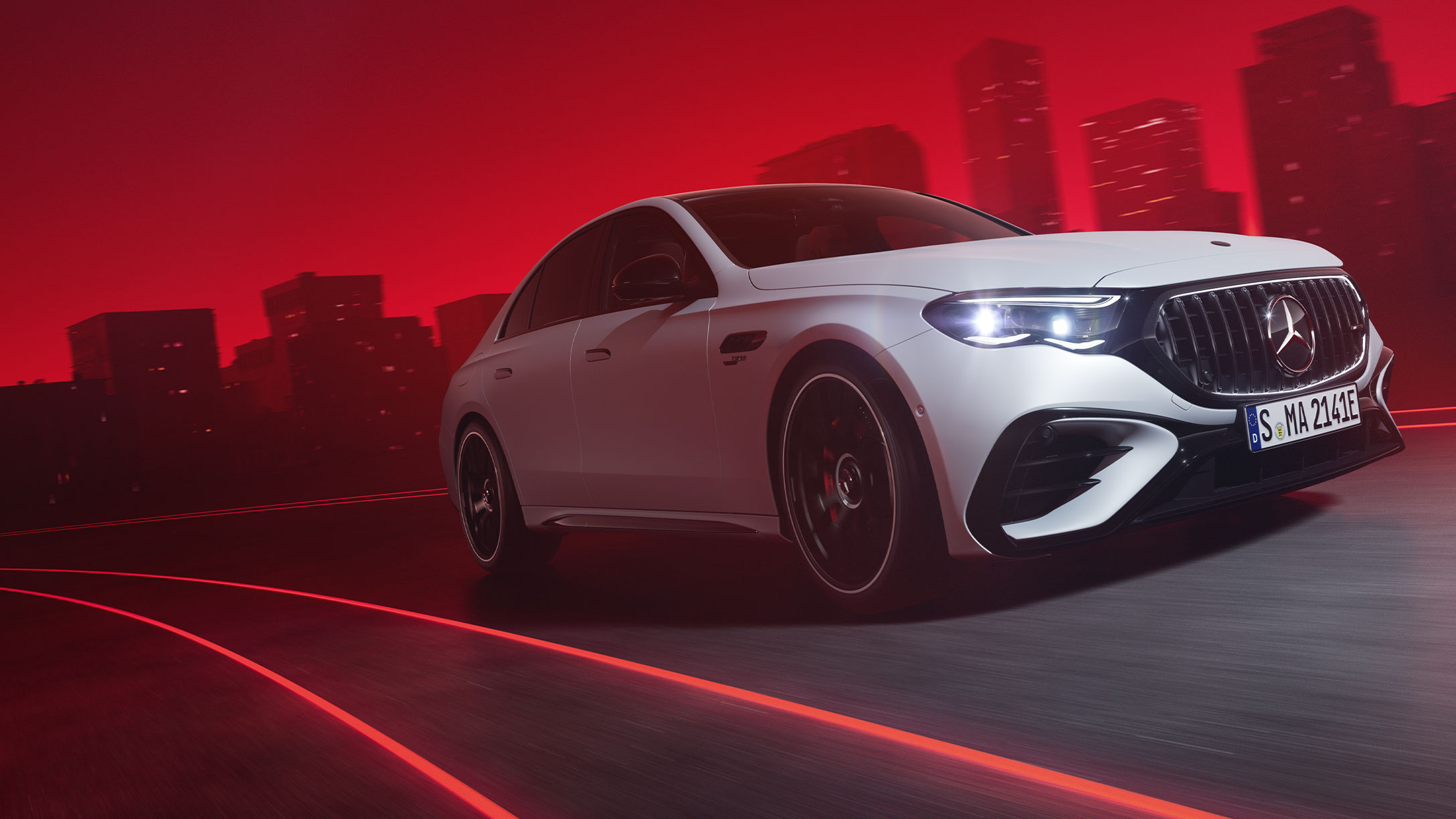 Aktuella erbjudanden | Mercedes-AMG En vit Mercedes-AMG E53 4MATIC+ Sedan sedd från sidan snett underifrån