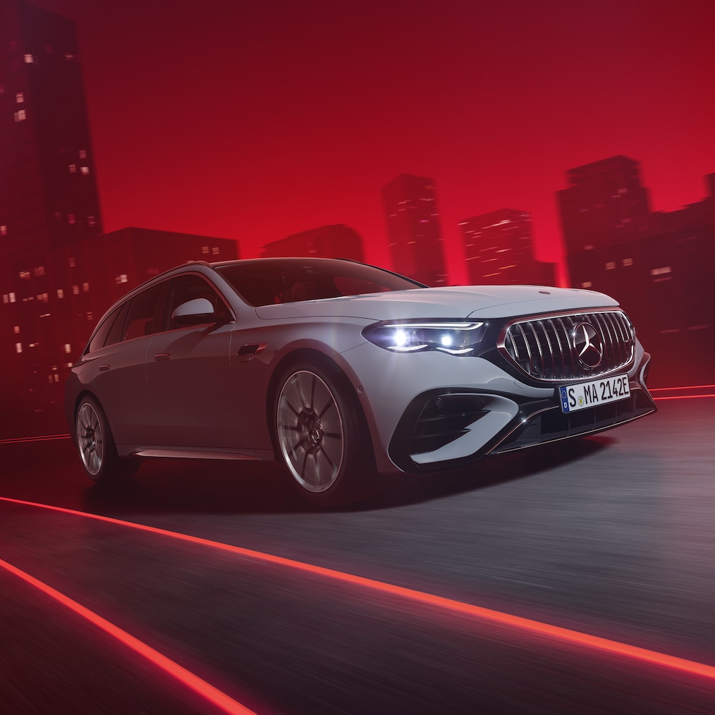 Dynamisk frontal sidovy av Mercedes-AMG E 53 HYBRID 4MATIC+ (körbild).