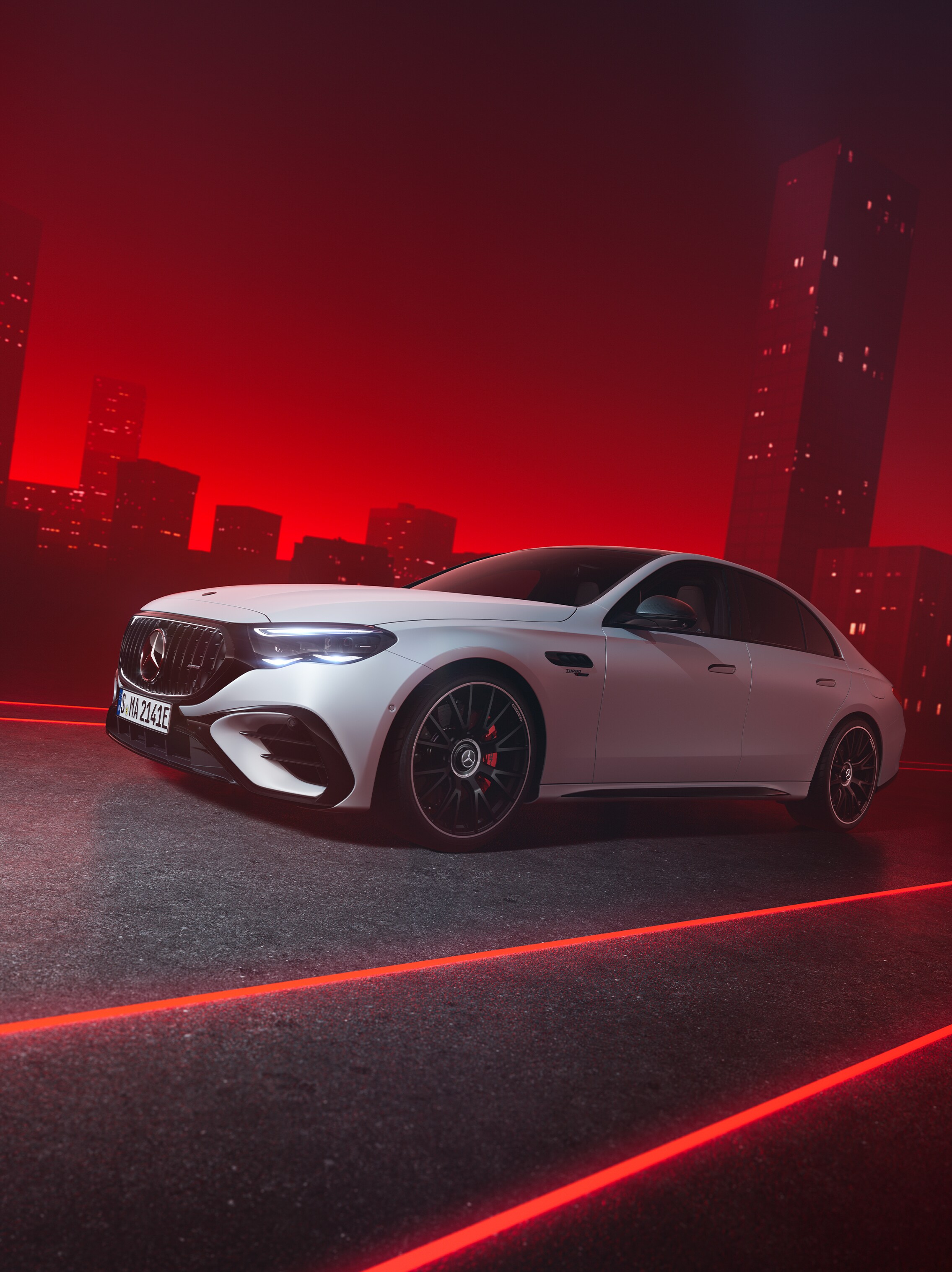 Vit Mercedes-AMG E-Klass Sedan kör på väg i storstad