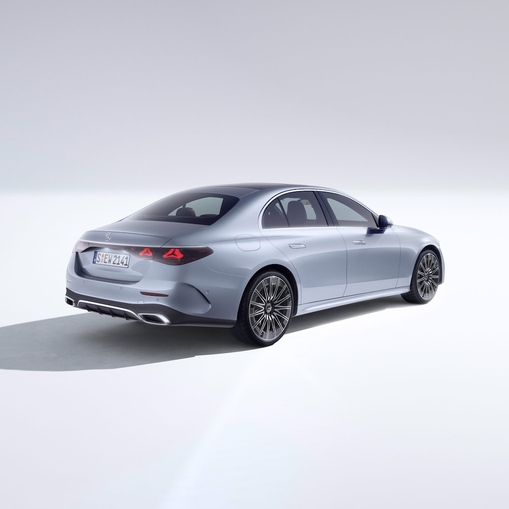 E-Klass Sedan: premiummodellen från Mercedes-Benz sedd snett bakifrån.