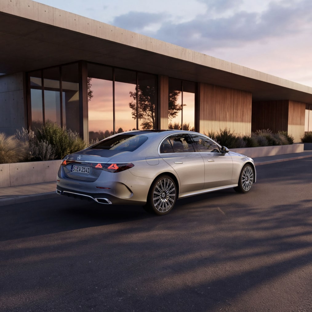E-Klass Sedan: premiummodellen från Mercedes-Benz sedd snett bakifrån.