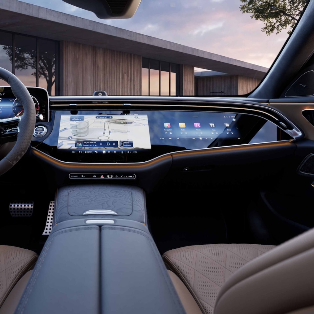MBUX Superscreen med selfie- och videokamera i E-Klass Sedan från Mercedes-Benz.