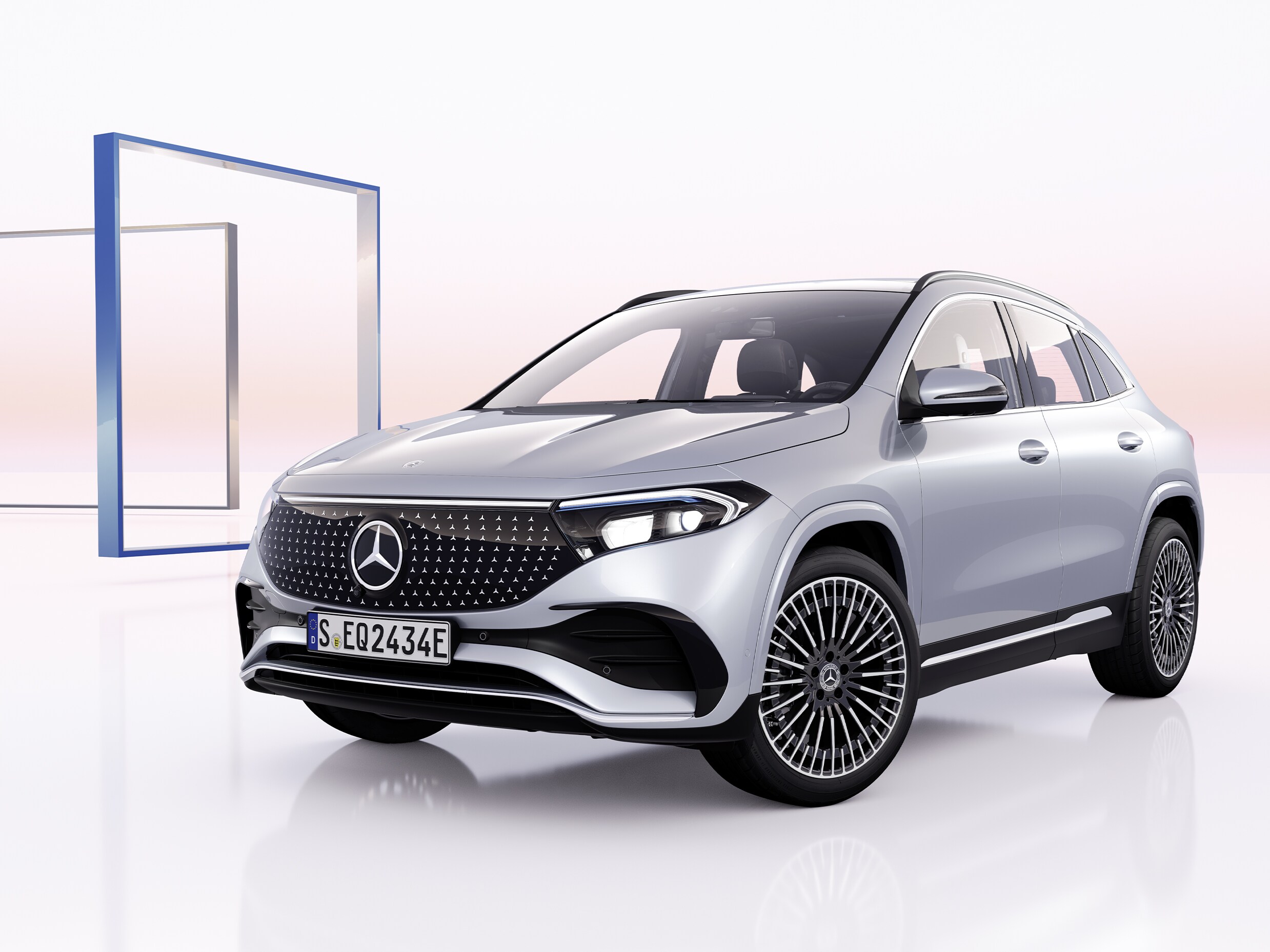 Bilden visar en silvrig Mercedes-Benz EQA snett från sidan