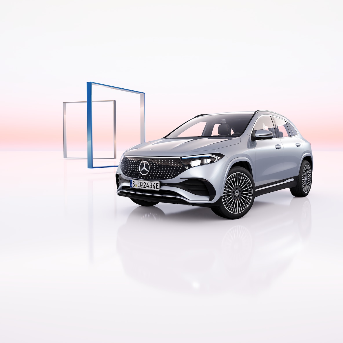 Mercedes-Benz EQA snett framifrån.