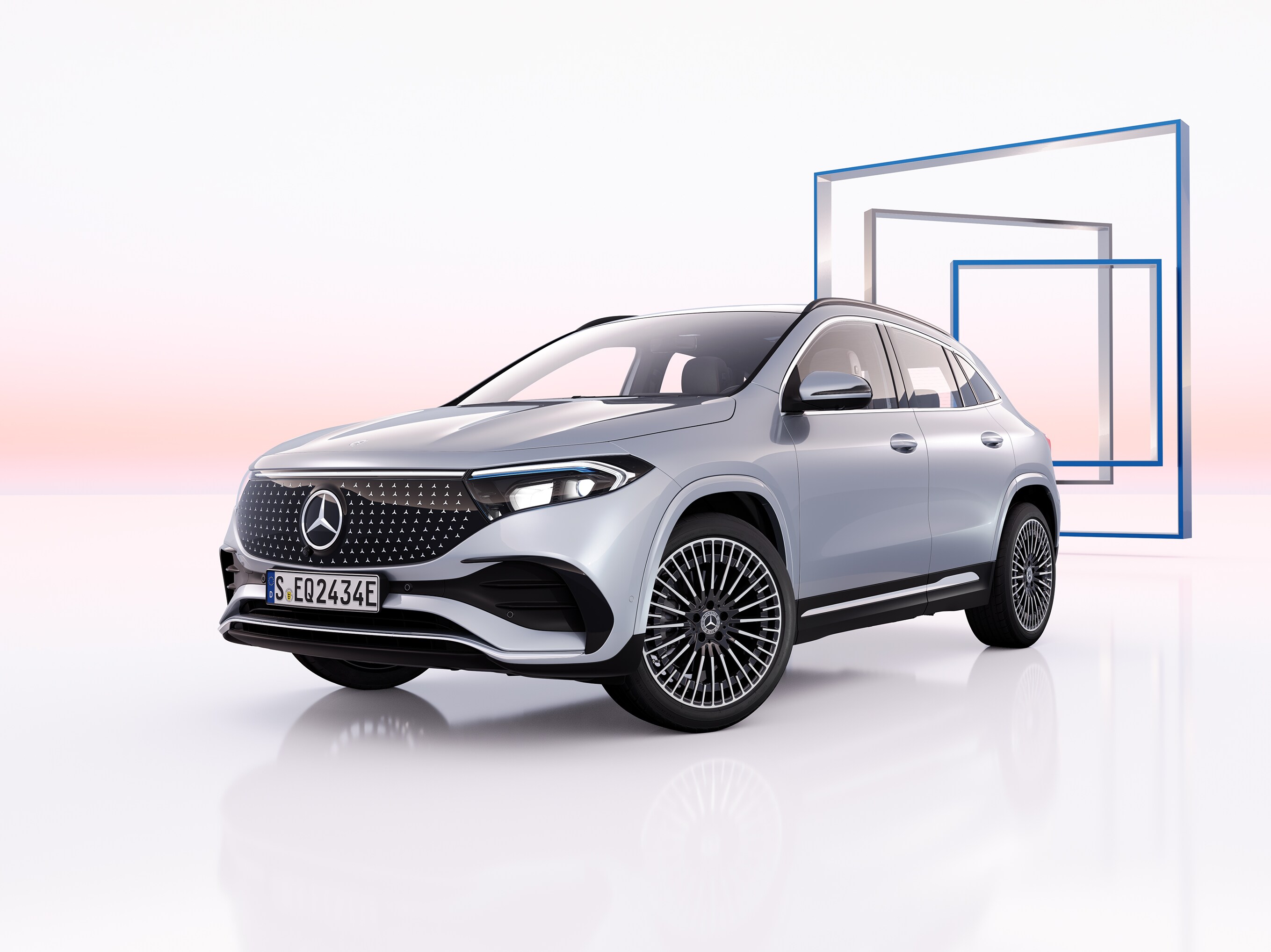 En silvrig Mercedes-Benz SUV står parkerad på spegelblank yta