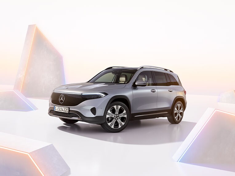 En silvrig Mercedes-Benz EQB sedd snett framifrån