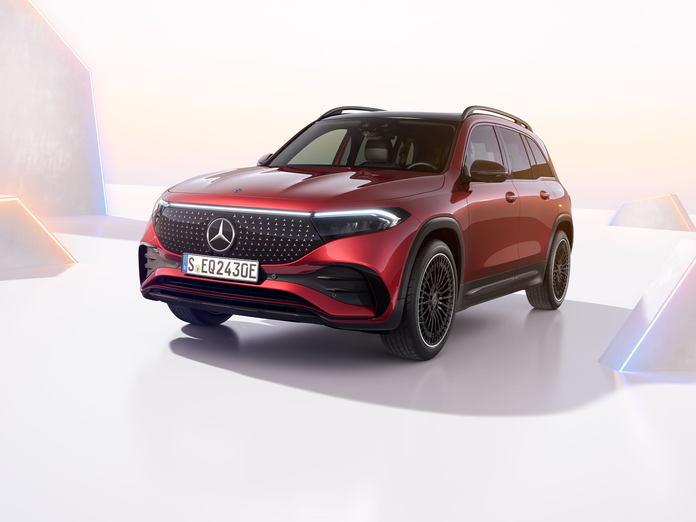 Röd SUV från Mercedes-Benz snett framifrån