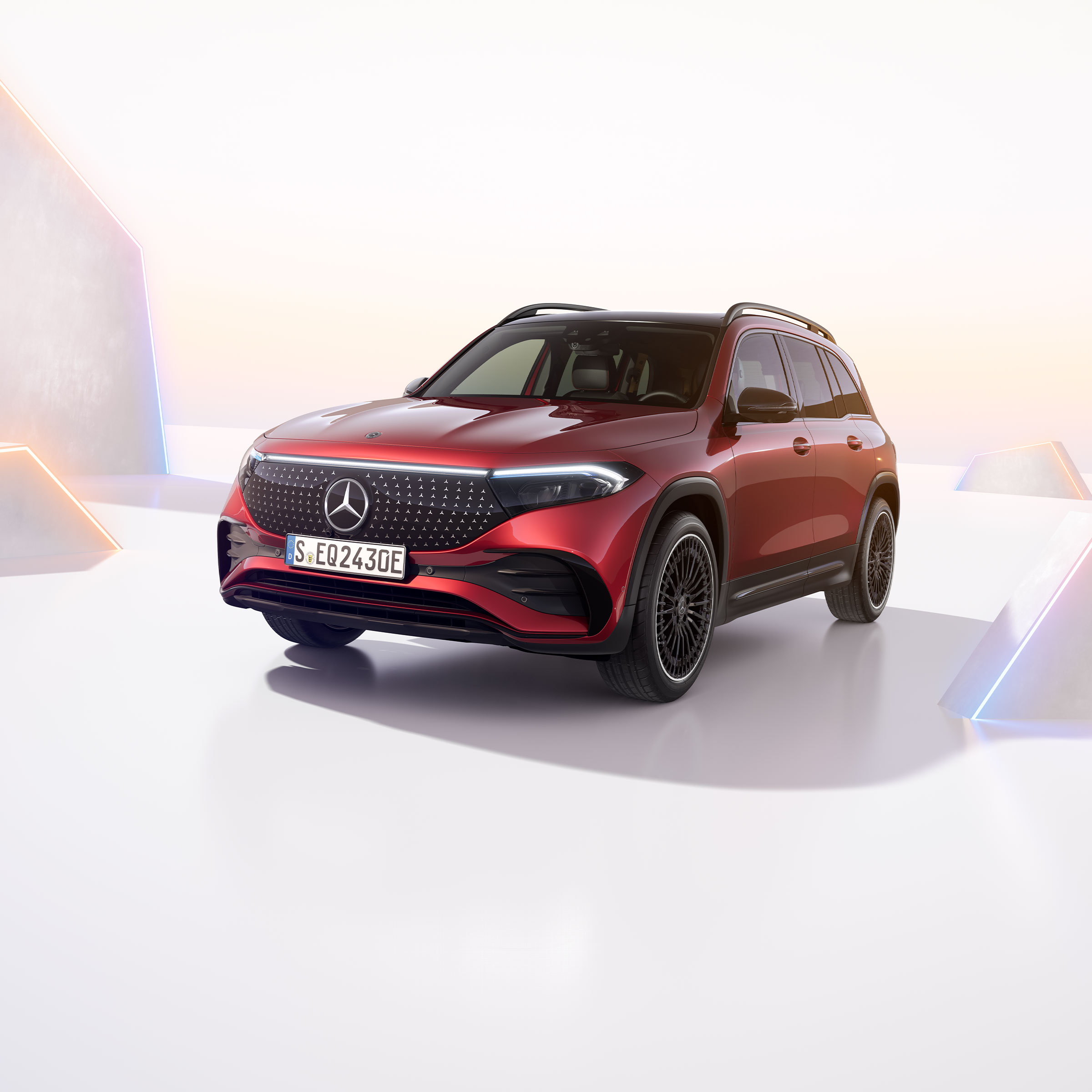 SUV | Mercedes-Benz Röd SUV från Mercedes-Benz snett framifrån