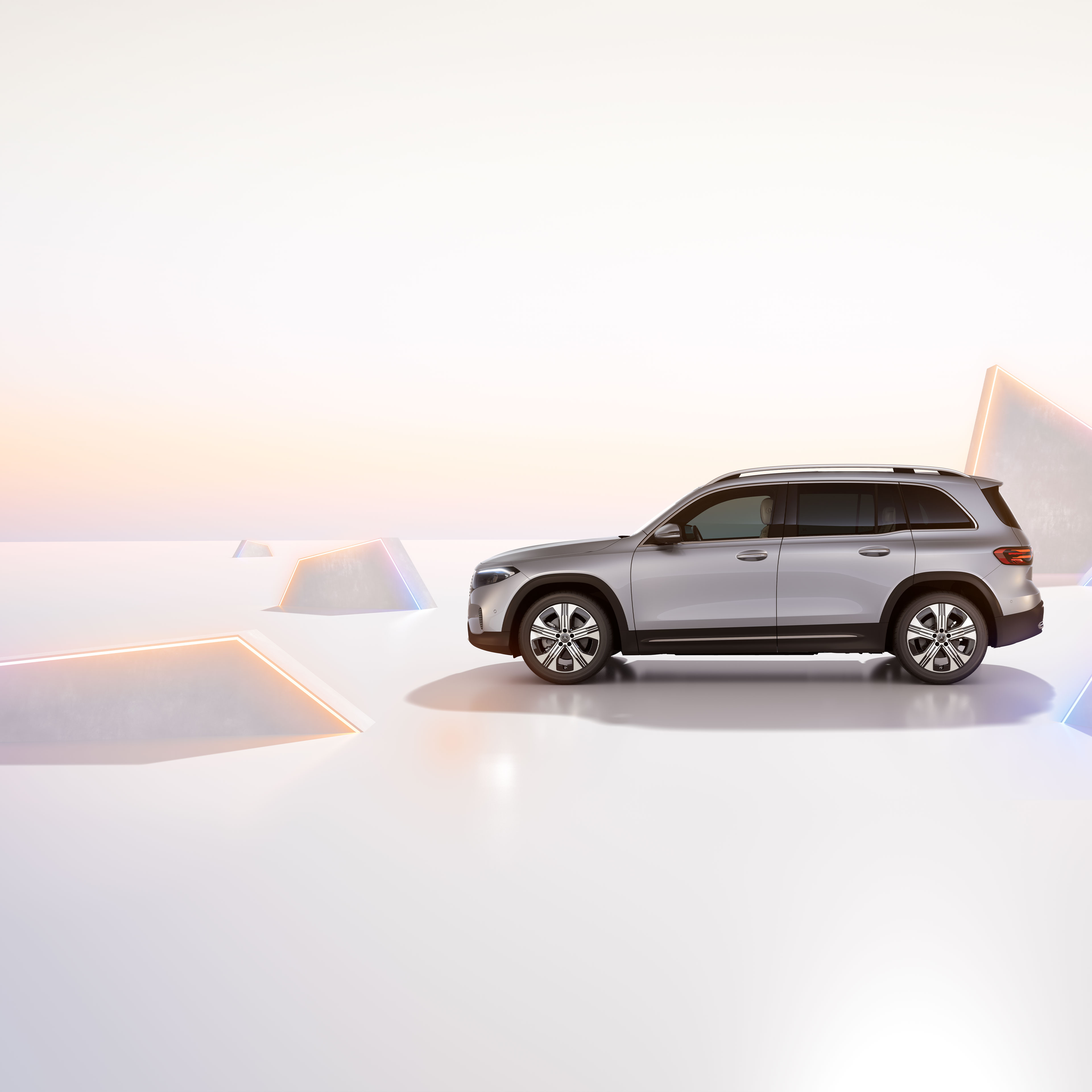 Mercedes-Benz SUV | Prislistor Ljusgrå Mercedes-Benz EQB sidovy mot konstfull bakgrund