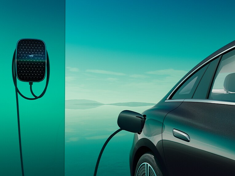EQE Sedan från Mercedes-Benz laddas vid en Mercedes-Benz väggmonterad laddbox.