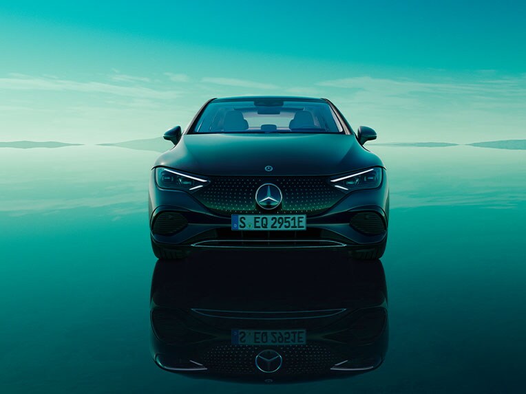 EQE Sedan från Mercedes-Benz framifrån.