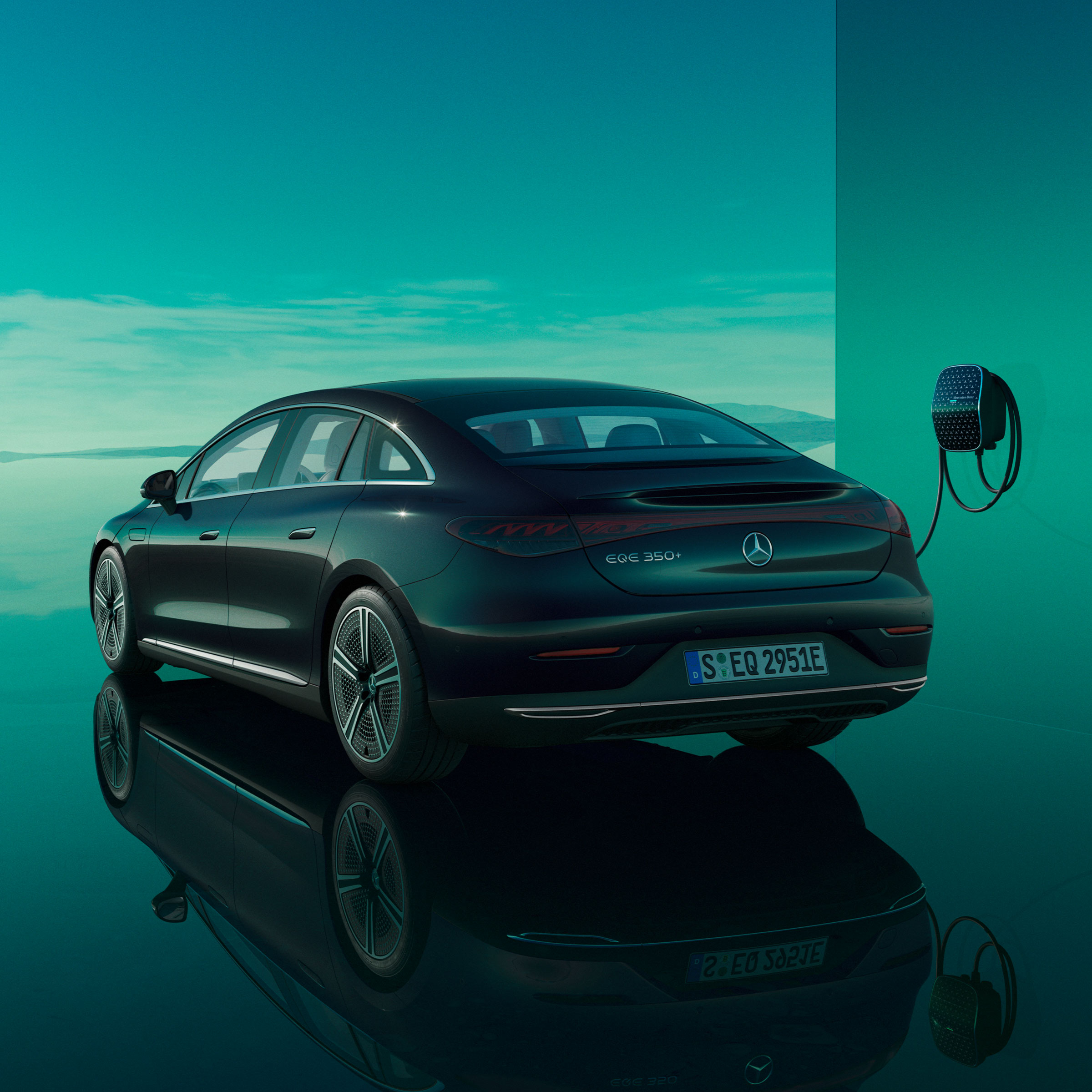 Mercedes-Benz Sedan | Prislistor Mercedes-Benz EQE Sedan vid väggbox sedd diagonalt bakifrån