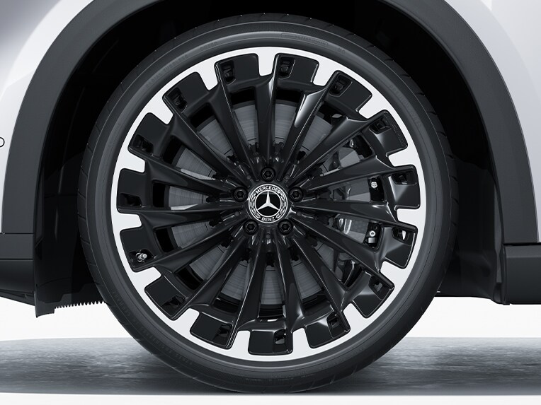 AMG-lättmetallfälgar på 55,9 cm (22 tum) i multiekerdesign för Mercedes-AMG EQE Suv.
