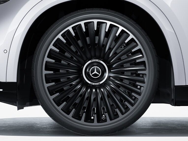 AMG-lättmetallfälgar på 55,9 cm (22 tum) i multiekerdesign för Mercedes-AMG EQE Suv.
