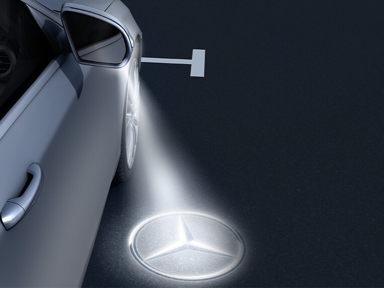 Mercedes-AMG EQE Suv med panelbelysning som projicerar märkeslogotypen.