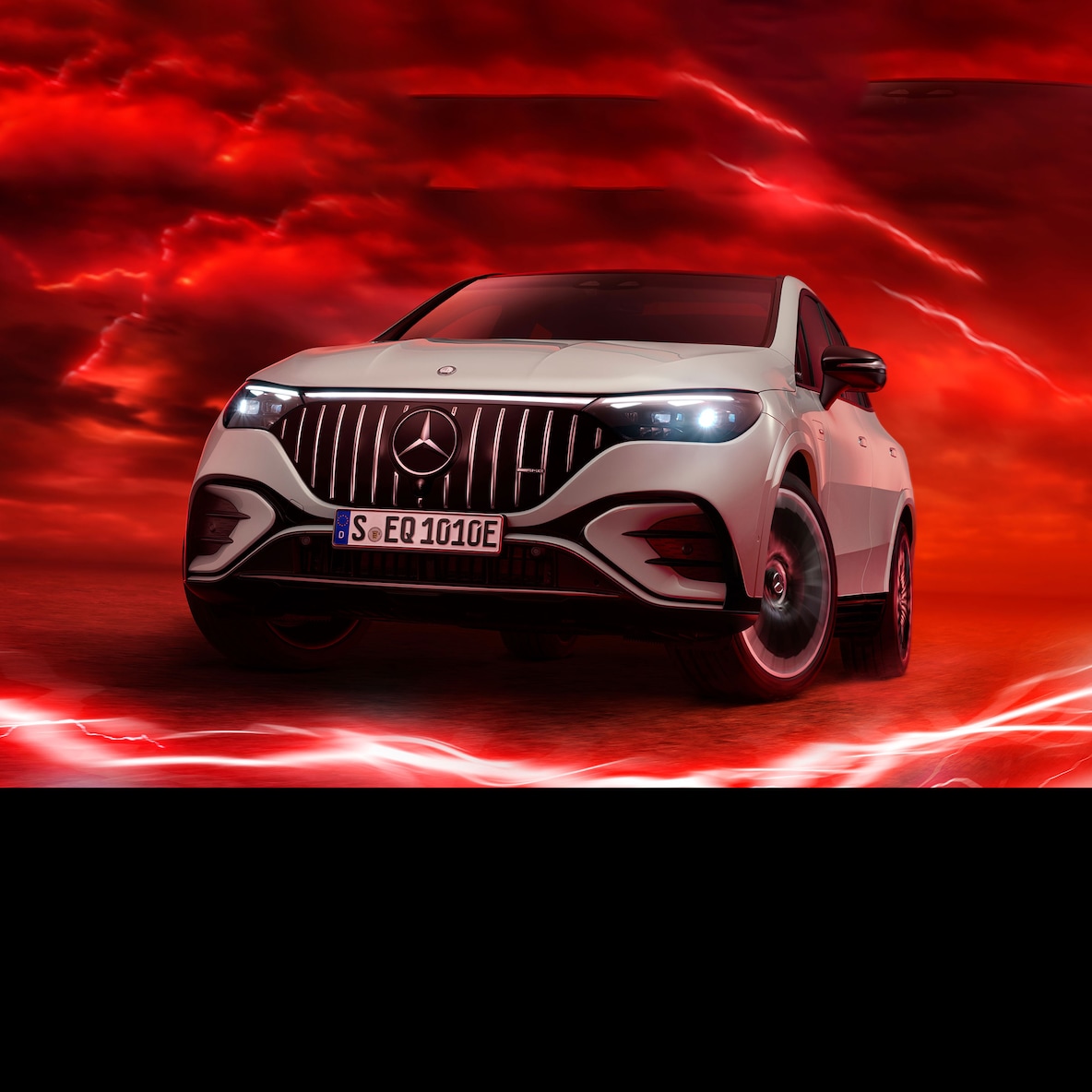 Mercedes-AMG EQE 53 4MATIC+ sedd framifrån mot en röd bakgrund.
