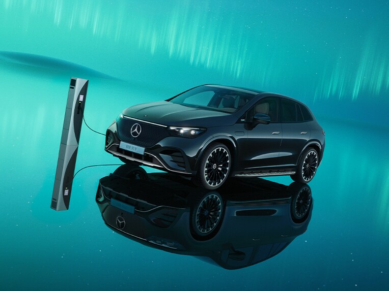 EQE Suv från Mercedes-Benz vid en offentlig laddningsstation.