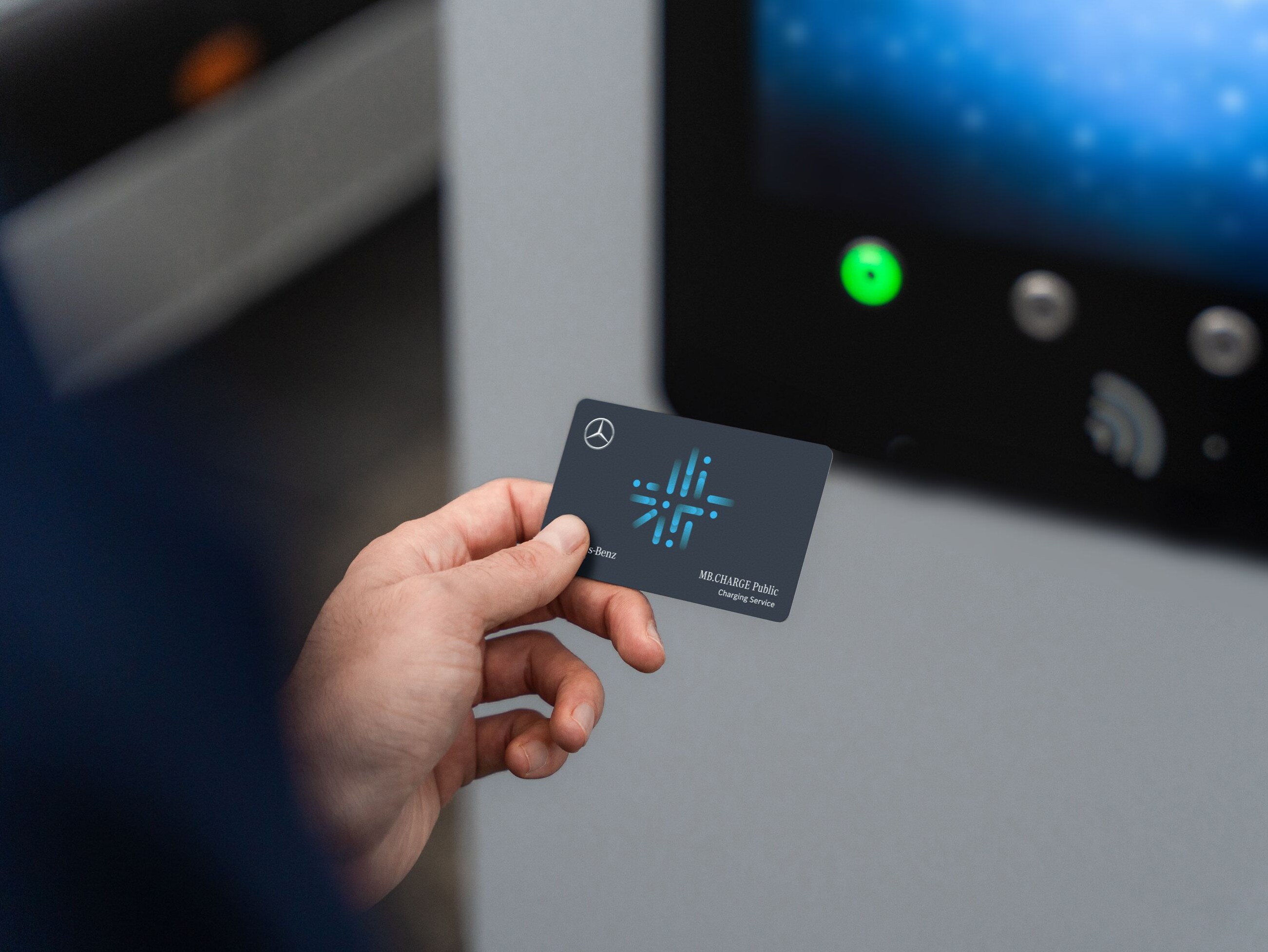 Person håller laddkort för åtkomst till olika laddstationer.