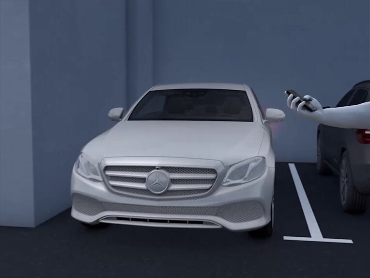 En grafisk bild av parkeringspaketet med fjärrstyrda parkeringsfunktioner i EQE Suv från Mercedes-Benz.