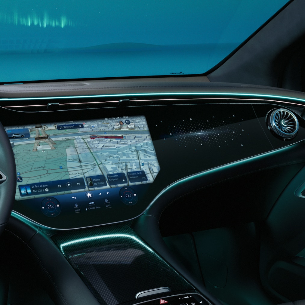 MBUX Hyperscreen i EQE Suv från Mercedes-Benz sedd framifrån.