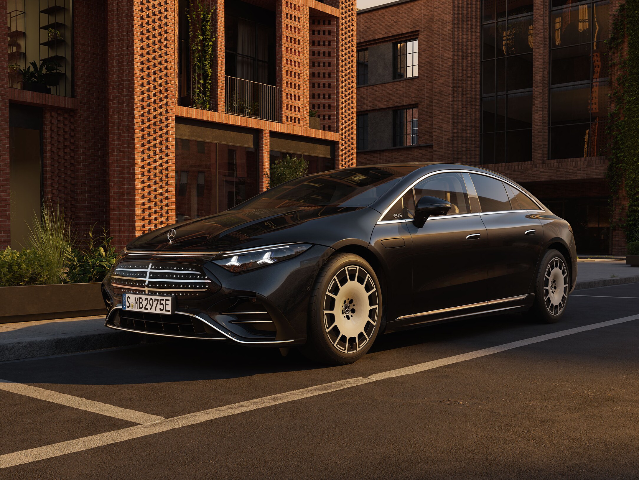 Mercedes-Benz EQS Sedan parkerad framför en husfasad