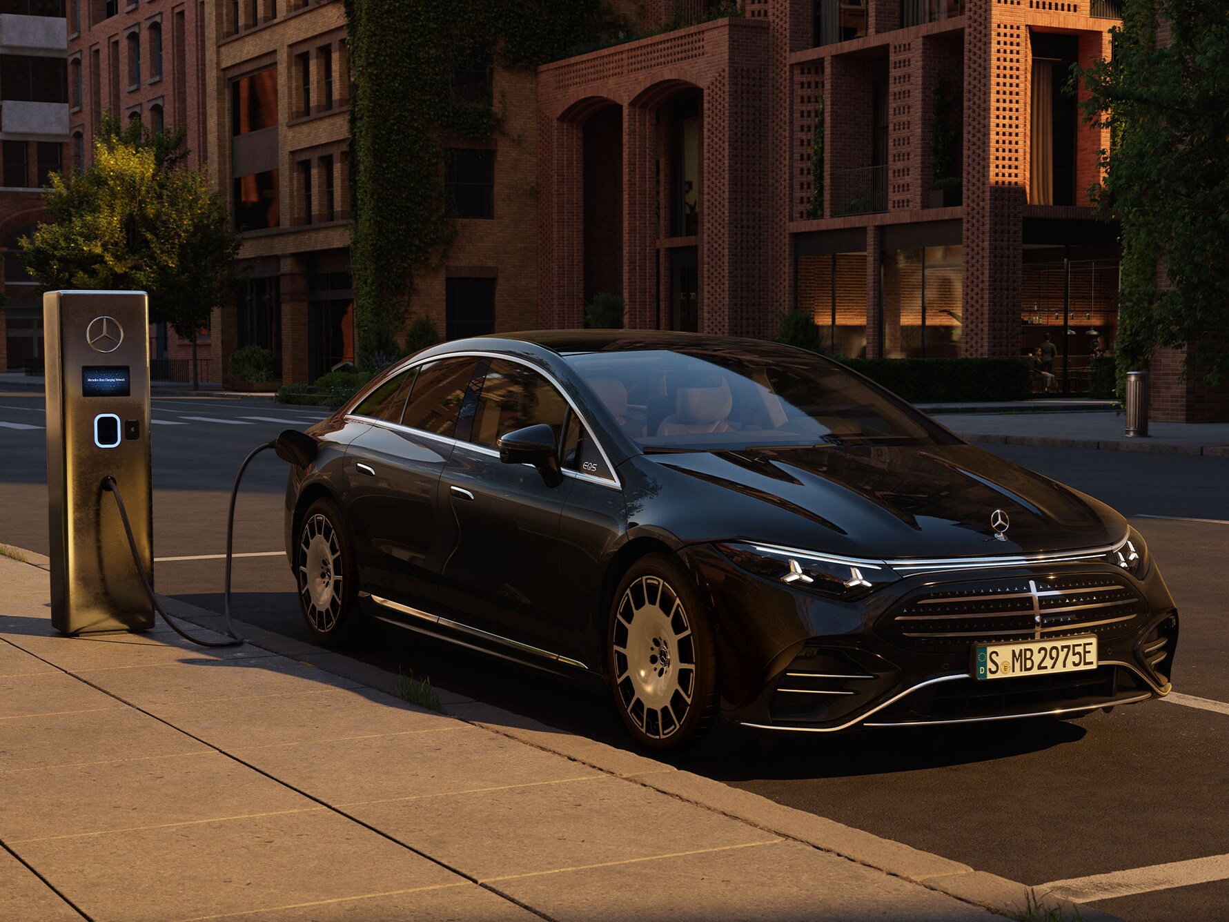 Svart Mercedes-Benz EQS Sedan laddar på vägen.