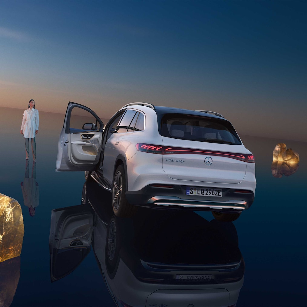 En vy bakifrån av EQS Suv med förardörren öppen.