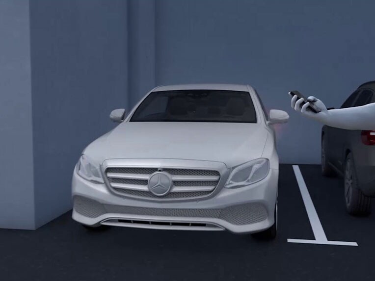 Parkeringspaketet med fjärrstyrda parkeringsfunktioner i EQS Sedan från Mercedes-Benz.