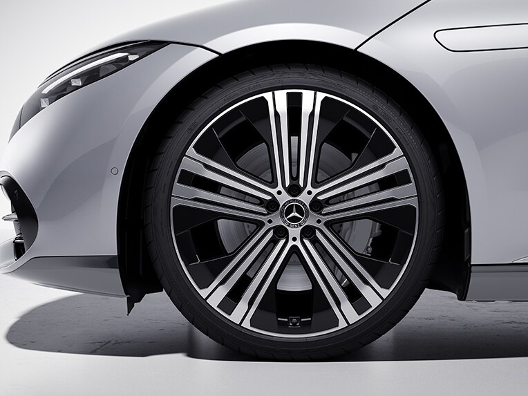 De 55,9 cm (22 tum) stora lättmetallfälgarna i 5-dubbelekerdesign på EQS Sedan från Mercedes-Benz.